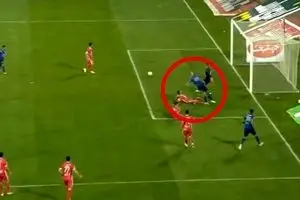 جنجالی‌ترین صحنه دربی ۹۷/ پنالتی استقلال سوخت؟