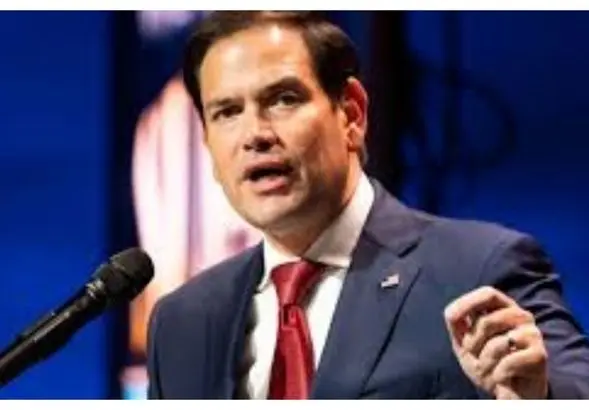 کفش‌های گشاد وزیر خارجه آمریکا سوژه رسانه‌ها شد +عکس