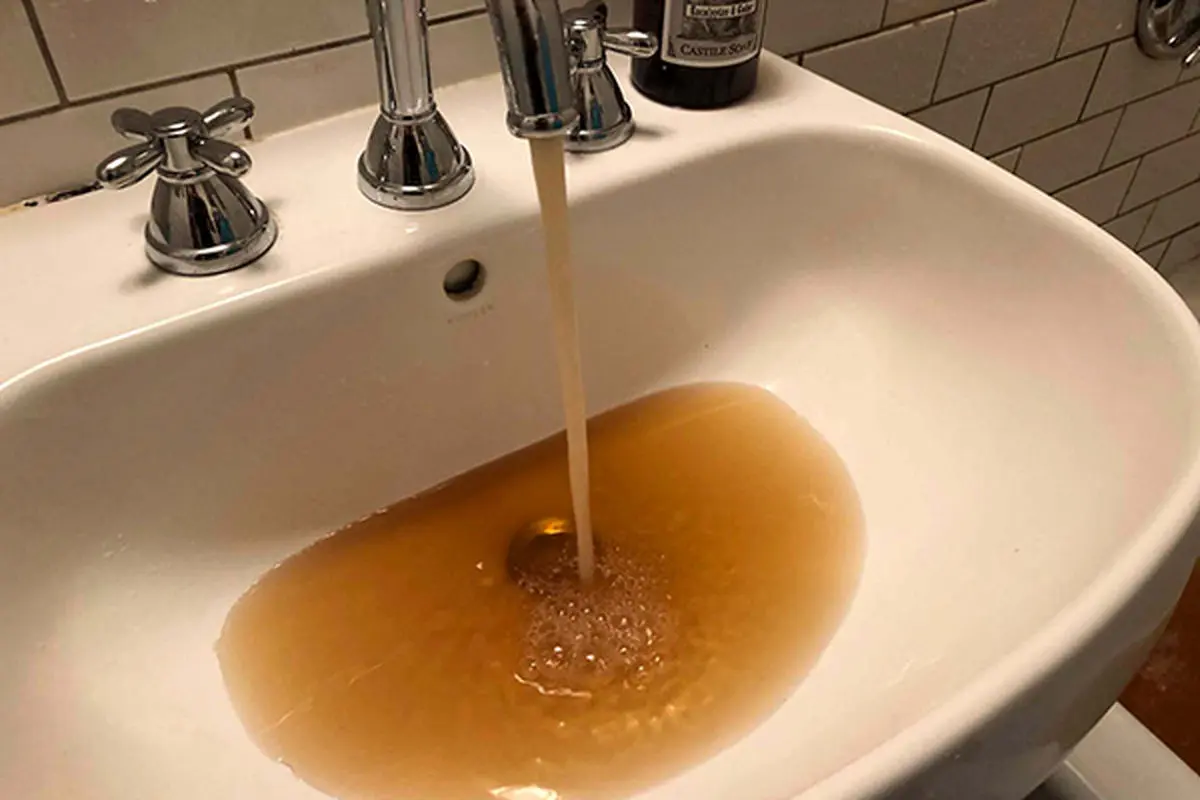چه چیزی باعث تغییر رنگ آب شیر به سیاه می‌شود؟