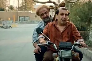 مدل موی عجیب عباس جمشیدی‌فر در اجل معلق! | غلام غیرتی شد + ویدیو