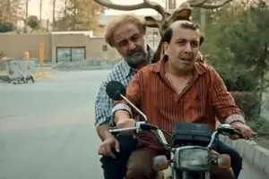 مدل موی عجیب عباس جمشیدیفر در اجل معلق! | غلام غیرتی شد + ویدیو