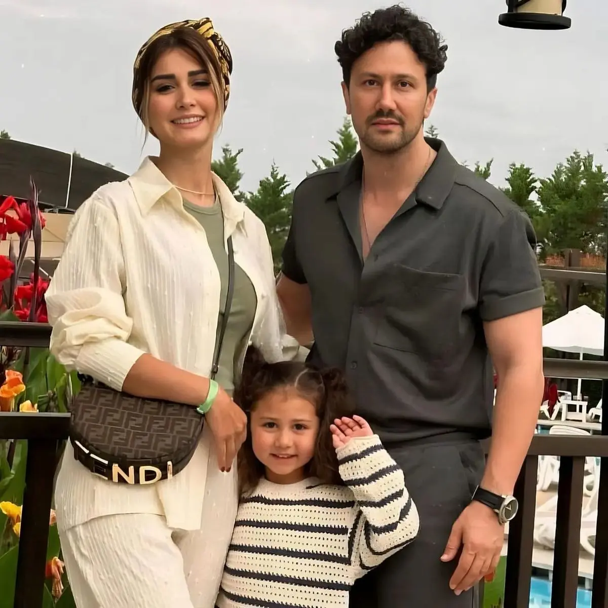 باور نمی‌کنید همسر شاهرخ استخری در خارج از کشور اینطوری لباس می پوشه +عکس