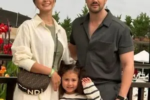 باور نمیکنید همسر شاهرخ استخری در خارج از کشور اینطوری لباس می پوشه +عکس