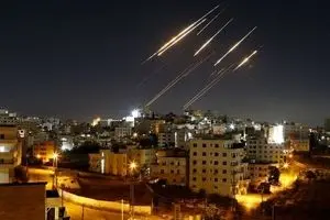 لحظه انفجار موشک خوشه‌ای ایران در آسمان اسرائیل + ویدئو