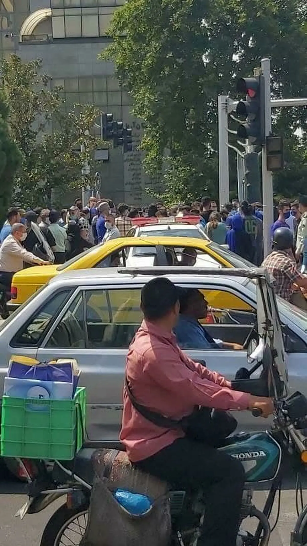 تجمع استقلالی‌ها مقابل ساختمان قوه قضاییه/عکس