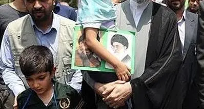 تصویری از رهبر جدید ایران همراه فرزندان ایشان