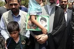 تصویری از رهبر جدید ایران همراه فرزندان ایشان