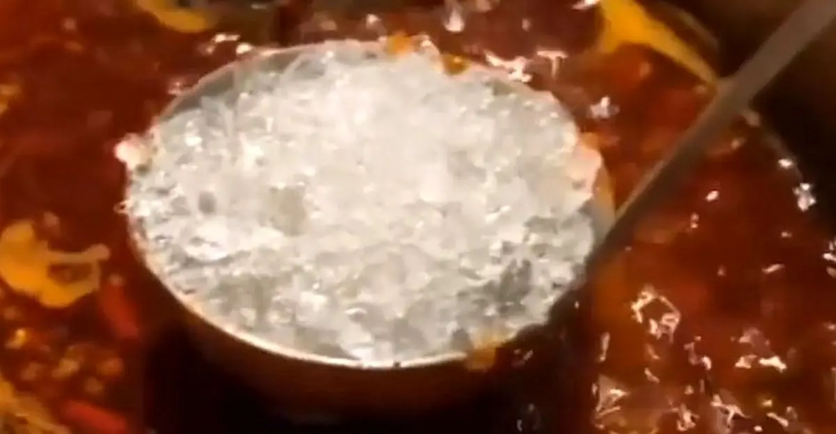 با این ترفند ساده، روغن اضافی غذا را سریع جمع کن | بدون تغییر طعم! +فیلم