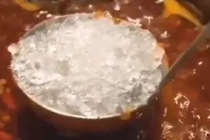 با این ترفند ساده، روغن اضافی غذا را سریع جمع کن | بدون تغییر طعم! +فیلم