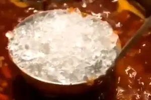 با این ترفند ساده، روغن اضافی غذا را سریع جمع کن | بدون تغییر طعم! +فیلم