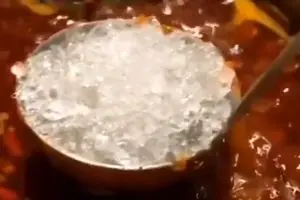 با این ترفند ساده، روغن اضافی غذا را سریع جمع کن | بدون تغییر طعم! +فیلم