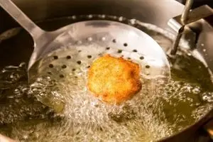 ترفند سرخ کردن غذا بدون پاشیدن روغن | با این ترفند گازت همیشه تمیز میمونه