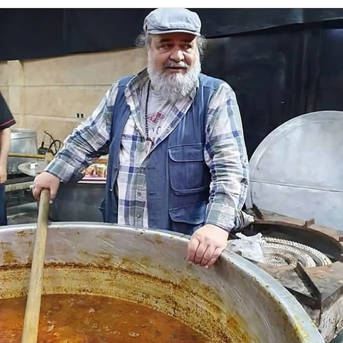  عکس عجیب محمدرضا شریفی نیا پای دیگ نذری!