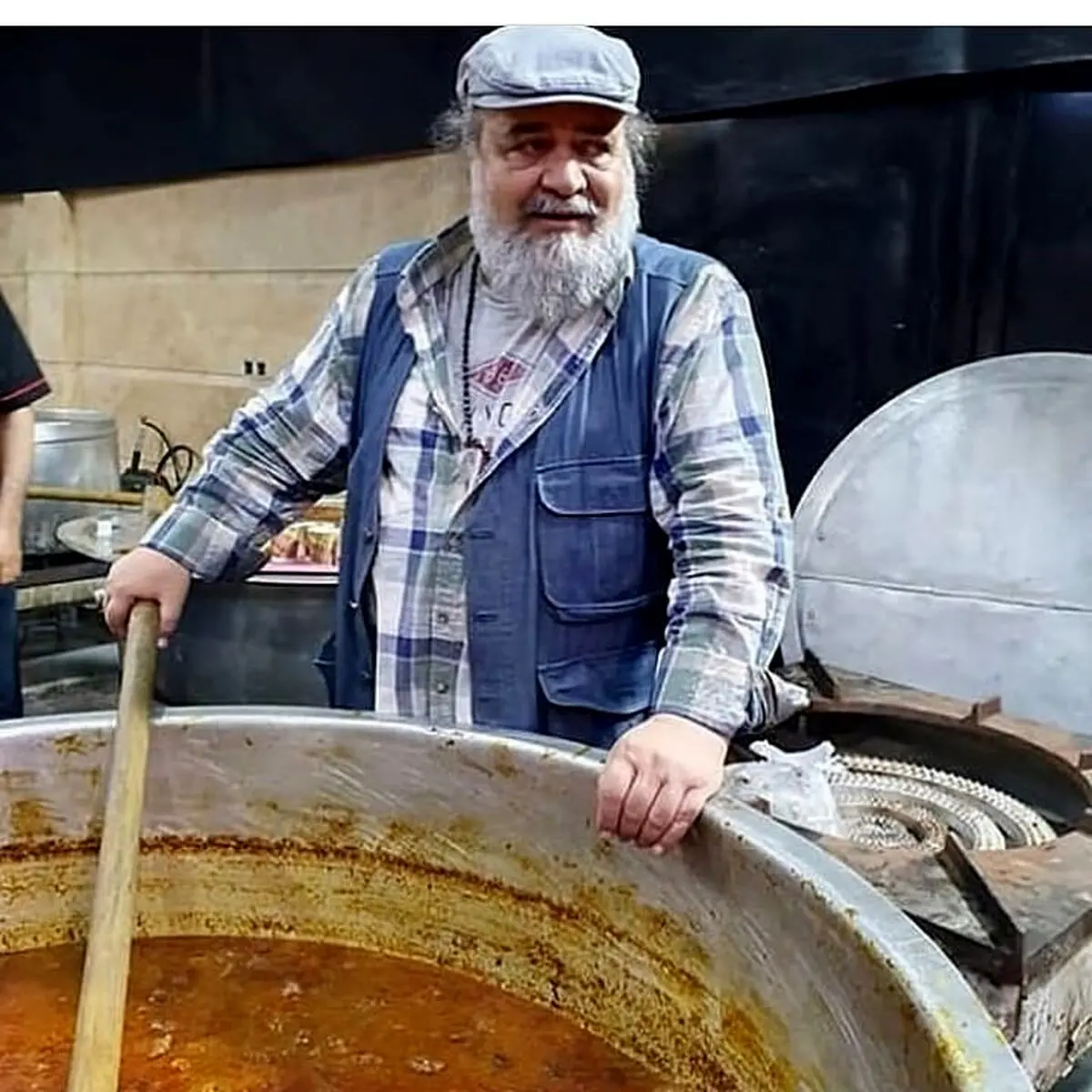  عکس عجیب محمدرضا شریفی نیا پای دیگ نذری!